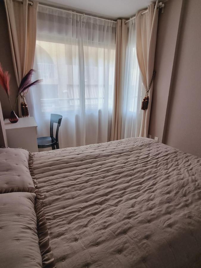 Luxury Evita Apartments In Торрев'єха Екстер'єр фото